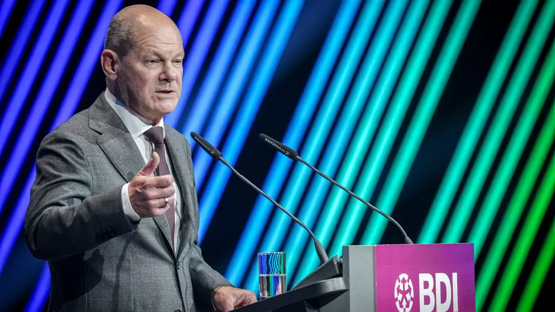 Bundeskanzler Olaf Scholz (SPD) spricht beim BDI-Tag der deutschen Industrie (TDI). - Bild: Kay Nietfeld/dpa
