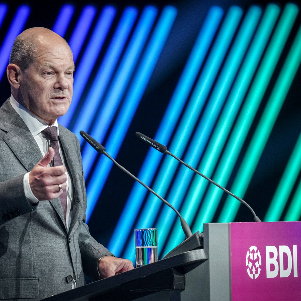 Bundeskanzler Olaf Scholz (SPD) spricht beim BDI-Tag der deutschen Industrie (TDI). - Foto: Kay Nietfeld/dpa