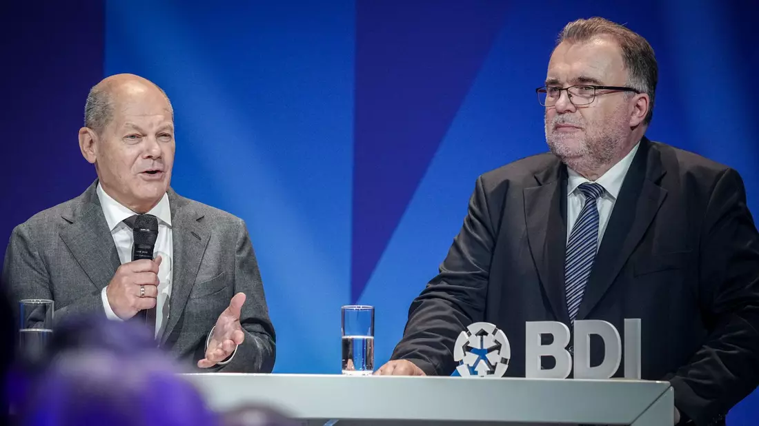 Bundeskanzler Olaf Scholz (SPD) und BDI-Präsident Siegfried Russwurm nehmen am BDI-Tag der deutschen Industrie teil. - Bild: Kay Nietfeld/dpa
