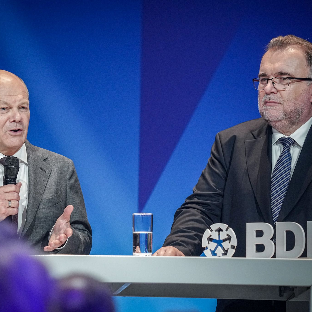 Bundeskanzler Olaf Scholz (SPD) und BDI-Präsident Siegfried Russwurm nehmen am BDI-Tag der deutschen Industrie teil. - Foto: Kay Nietfeld/dpa