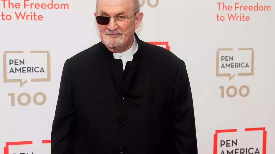 Der Schriftsteller Salman Rushdie im Mai 2023 in New York. - Bild: Frank Franklin II/AP/dpa