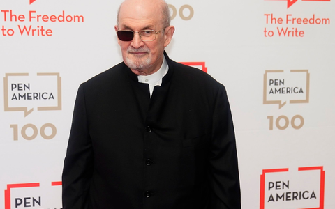 Der Schriftsteller Salman Rushdie im Mai 2023 in New York. - Foto: Frank Franklin II/AP/dpa