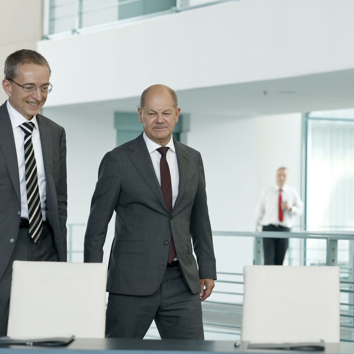 Intel-CEO Pat Gelsinger und Bundeskanzler Olaf Scholz (SPD) kommen zu der Unterzeichnung einer Vereinbarung zwischen der Bundesregierung und Intel im Bundeskanzleramt. - Foto: Carsten Koall/dpa