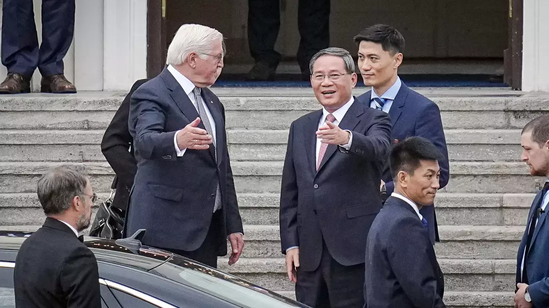 Bundespräsident Frank-Walter Steinmeier verabschiedet den chinesischen Ministerpräsidenten Li Qiang vor dem Schloss Bellevue. - Bild: Kay Nietfeld/dpa