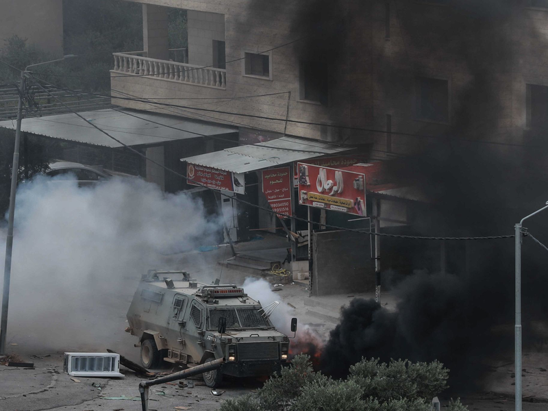 Eine Palästinenserin begutachtet die Schäden im Flüchtlingslager Dschenin nach der groß angelegten israelischen Militäroperation. - Foto: Ayman Nobani/dpa