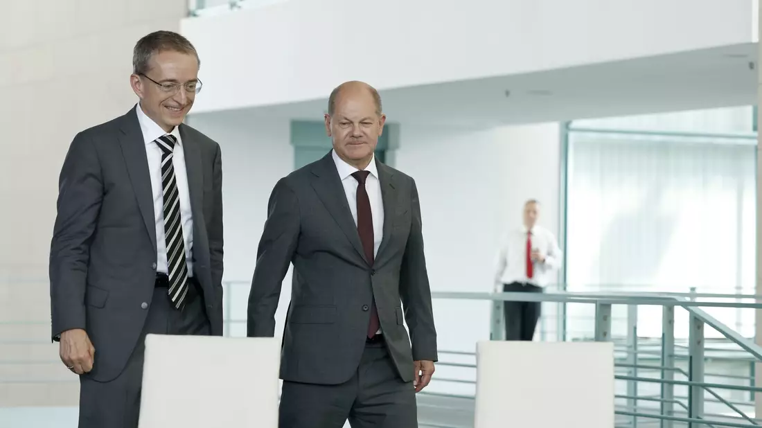 Intel-CEO Pat Gelsinger (l) und Bundeskanzler Olaf Scholz vor der Unterzeichnung einer Vereinbarung zwischen der Bundesregierung und Intel. - Bild: Carsten Koall/dpa