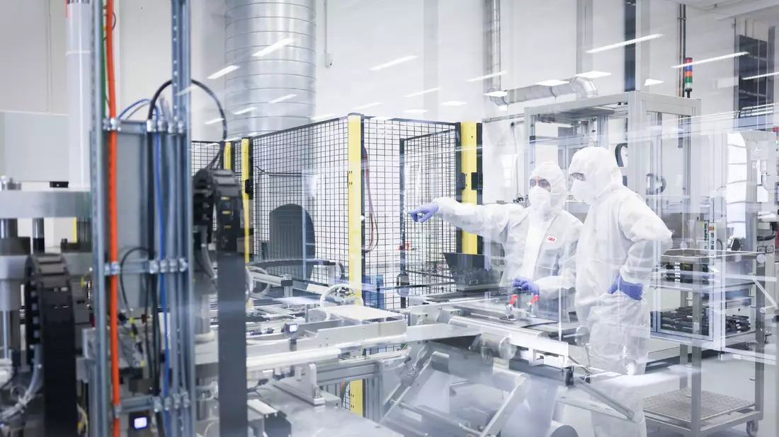 Sollte die Batterieproduktion in der EU nicht wachsen, könnte sich das geplante Verbrenner-Verbot nach hinten verschieben. - Bild: Christian Charisius/dpa