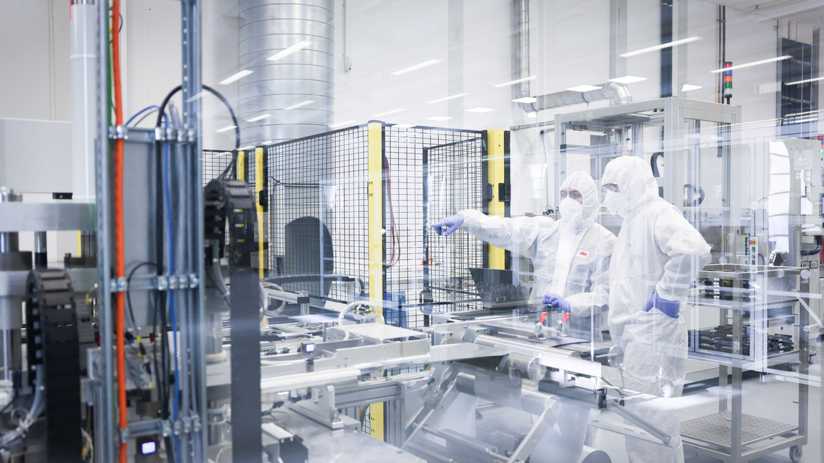 Sollte die Batterieproduktion in der EU nicht wachsen, könnte sich das geplante Verbrenner-Verbot nach hinten verschieben. - Foto: Christian Charisius/dpa