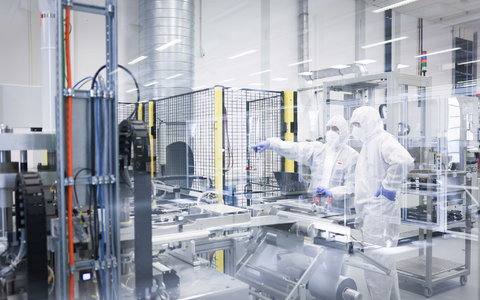 Sollte die Batterieproduktion in der EU nicht wachsen, könnte sich das geplante Verbrenner-Verbot nach hinten verschieben. - Foto: Christian Charisius/dpa