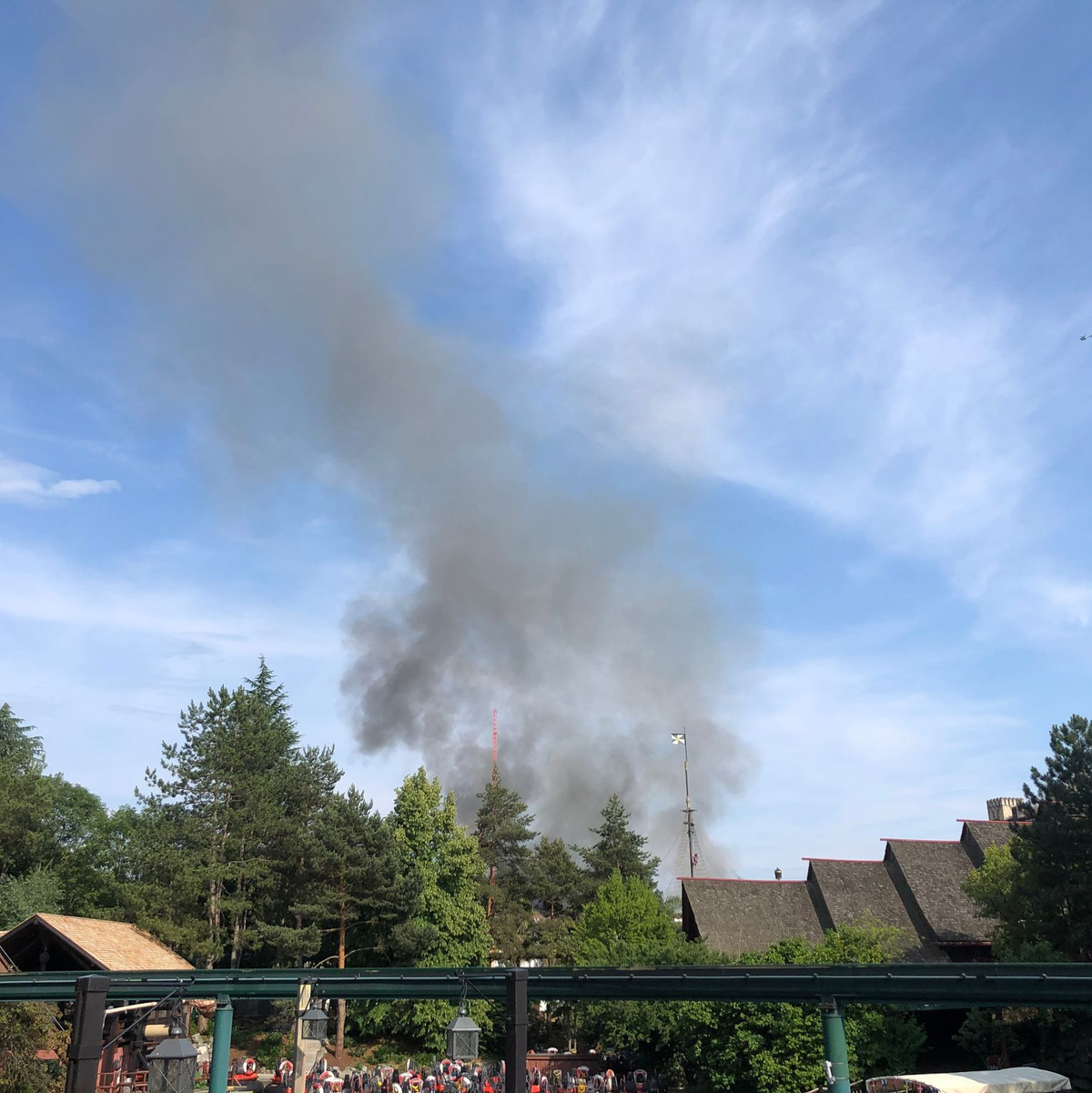 Rauch über dem Europa-Park Rust. - Foto: Moritz Panter/dpa