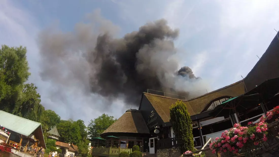 Rauch über einem Gebäude im Europa-Park in Rust. - Bild: ---/zema-medien/dpa