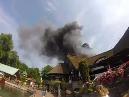 Rauch über einem Gebäude im Europa-Park in Rust. - Foto: ---/zema-medien/dpa