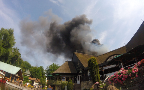 Rauch über einem Gebäude im Europa-Park in Rust. - Foto: ---/zema-medien/dpa