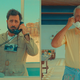 Jason Schwartzman als Mitch Campbell und Tom Hanks als Schwiegervater in einer Szene des Films 