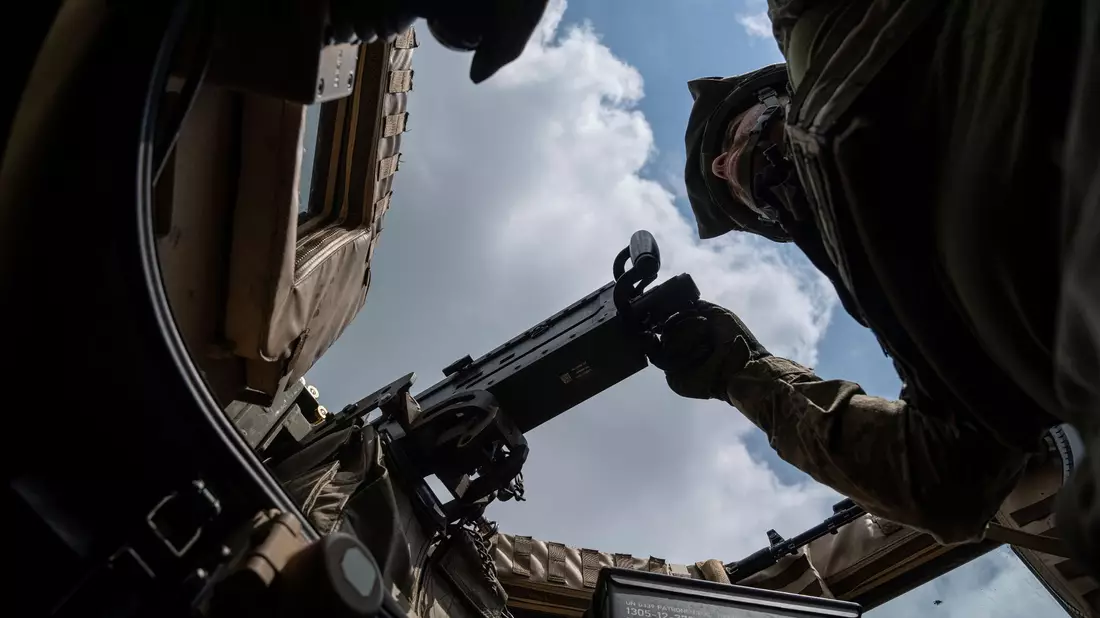 Ein ukrainischer Soldat an einem Maschinengewehr. - Bild: Evgeniy Maloletka/AP/dpa