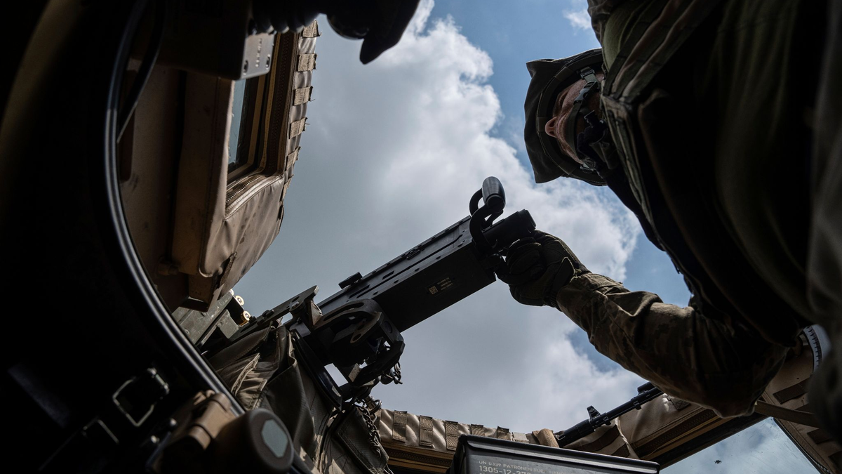 Ein ukrainischer Soldat an einem Maschinengewehr. - Foto: Evgeniy Maloletka/AP/dpa