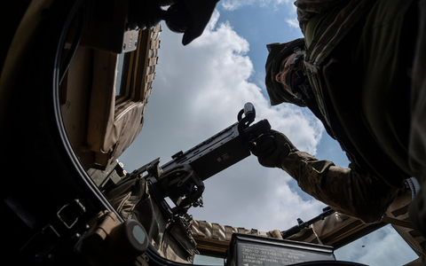 Ein ukrainischer Soldat an einem Maschinengewehr. - Foto: Evgeniy Maloletka/AP/dpa