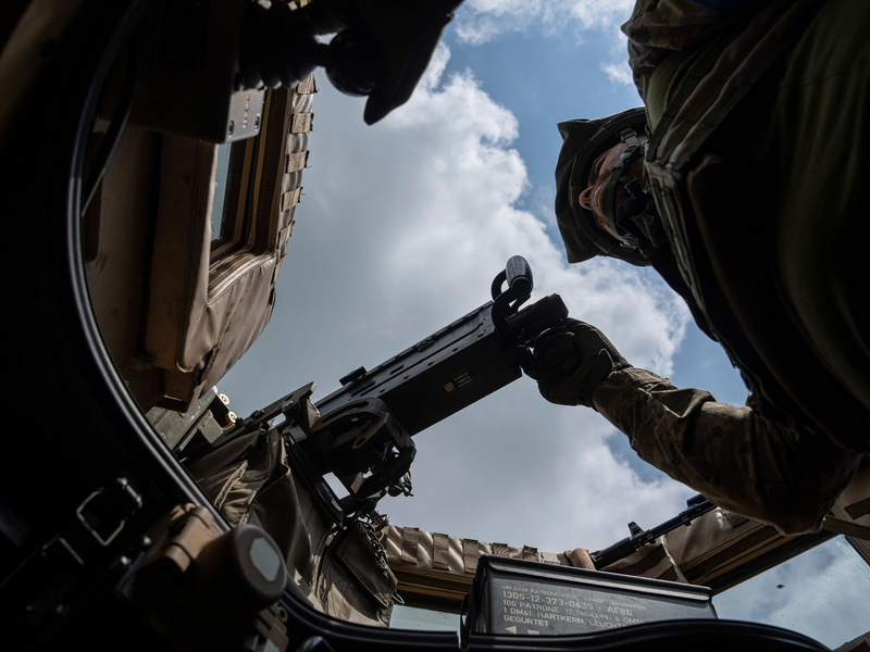 Ein ukrainischer Soldat an einem Maschinengewehr. - Foto: Evgeniy Maloletka/AP/dpa