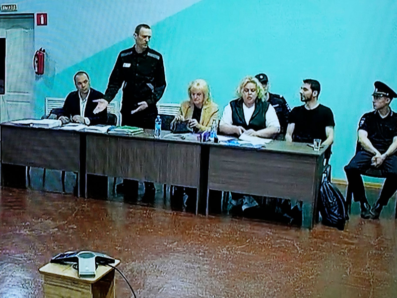 Der Prozess gegen Alexej Nawalny (2.v.l) findet unter Ausschluss der Öffentlichkeit statt. - Foto: Alexander Zemlianichenko/AP/dpa