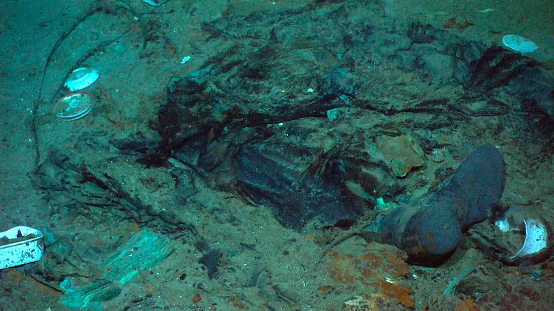 Das Foto aus dem Jahr 2004 zeigt die Überreste eines Mantels und von Stiefeln im Schlamm des Meeresbodens nahe dem Heck der Titanic. - Bild: Institute for Exploration, Center for Archaeological Oceanography/AP/dpa