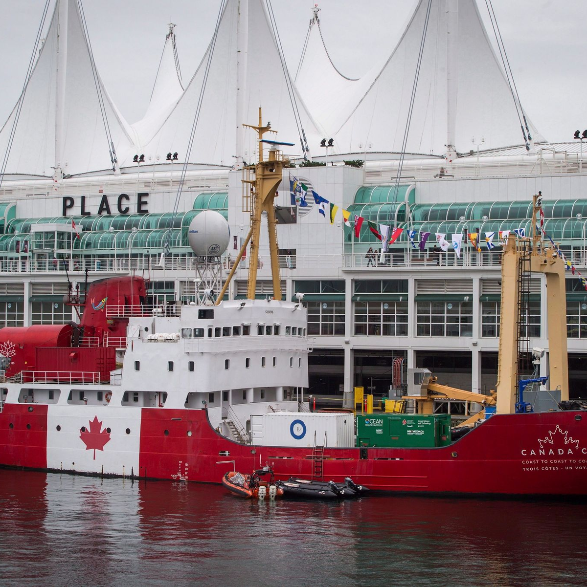 Das Schiff «Polar Prince» liegt in Vancouver vor Anker. - Foto: DARRYL DYCK/The Canadian Press/AP/dpa