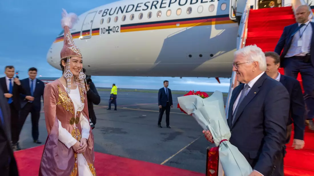 Bundespräsident Frank-Walter Steinmeier wird am Nursultan-Nasarbajew-Flughafen in der Republik Kasachstan begrüßt. - Bild: Jens Büttner/dpa