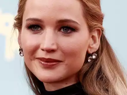 Jennifer Lawrence ist Oscar-Preisträgerin. Hier bei der Deutschlandpremiere ihres Films No hard feelings in Berlin. - Foto: Carsten Koall/dpa
