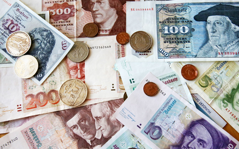 Die Bundesbank tauscht alte D-Mark-Scheine in Euro um. (Archivbild) - Foto: Bernd Wüstneck/zb/dpa