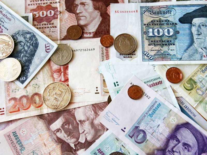 Die Bundesbank tauscht alte D-Mark-Scheine in Euro um. (Archivbild) - Foto: Bernd Wüstneck/zb/dpa