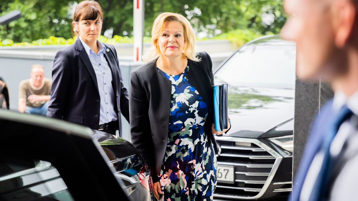 Innenministerin Nancy Faeser kommt zum Haus der Bundespressekonferenz, wo sie mit dem Präsidenten des Bundesamtes für Verfassungsschutz Haldenwang den Verfassungsschutzbericht 2022 vorstellt. - Foto: Christoph Soeder/dpa