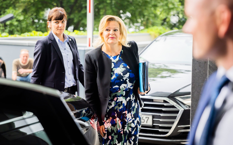Verfassungsschutzpräsident Thomas Haldenwang (l.) und Bundesinnenministerin Nancy Faeser bei der Vorstellung des Verfassungsschutzberichts im Juni 2023. - Foto: Christoph Soeder/dpa