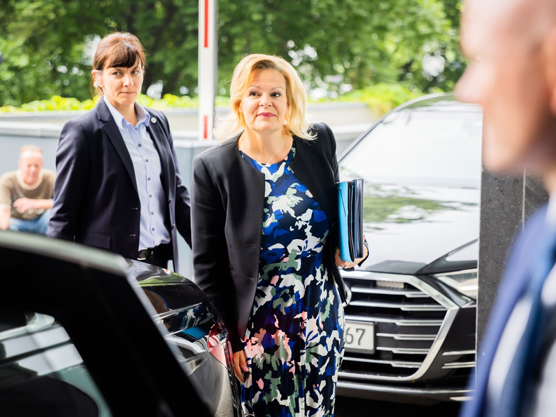 Verfassungsschutzpräsident Thomas Haldenwang (l.) und Bundesinnenministerin Nancy Faeser bei der Vorstellung des Verfassungsschutzberichts im Juni 2023. - Foto: Christoph Soeder/dpa