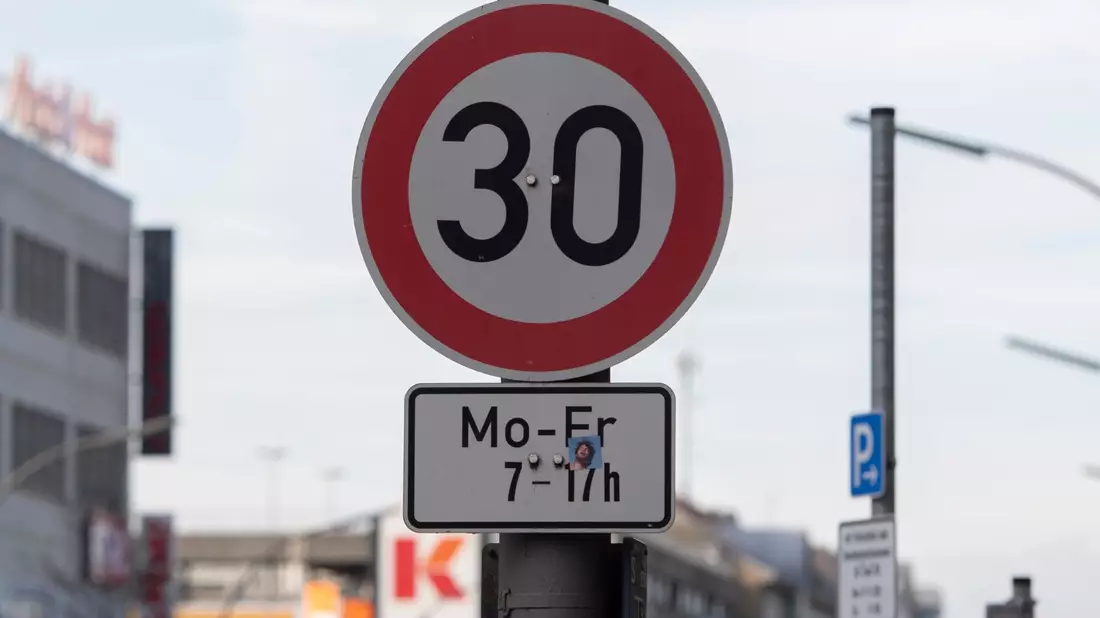 Die Geschwindigkeitsbegrenzung von 30 km/h gilt zu bestimmten Zeiten. - Bild: Paul Zinken/dpa