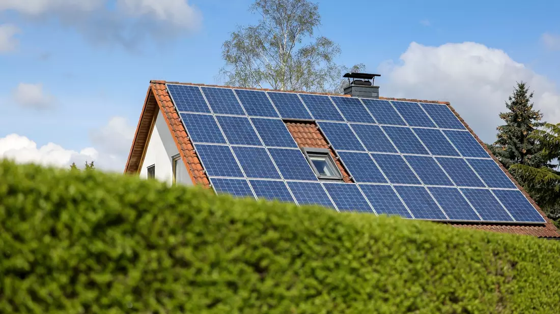 Ein Einfamilienhaus mit Solarpaneelen auf dem Hausdach. - Bild: Jan Woitas/dpa-Zentralbild/dpa