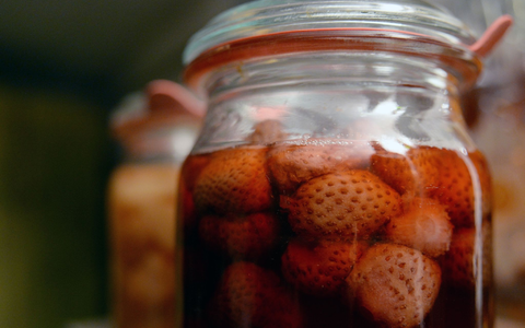 Ein Weck-Glas ist mit Obst gefüllt. - Foto: Andrea Warnecke/dpa-tmn/dpa