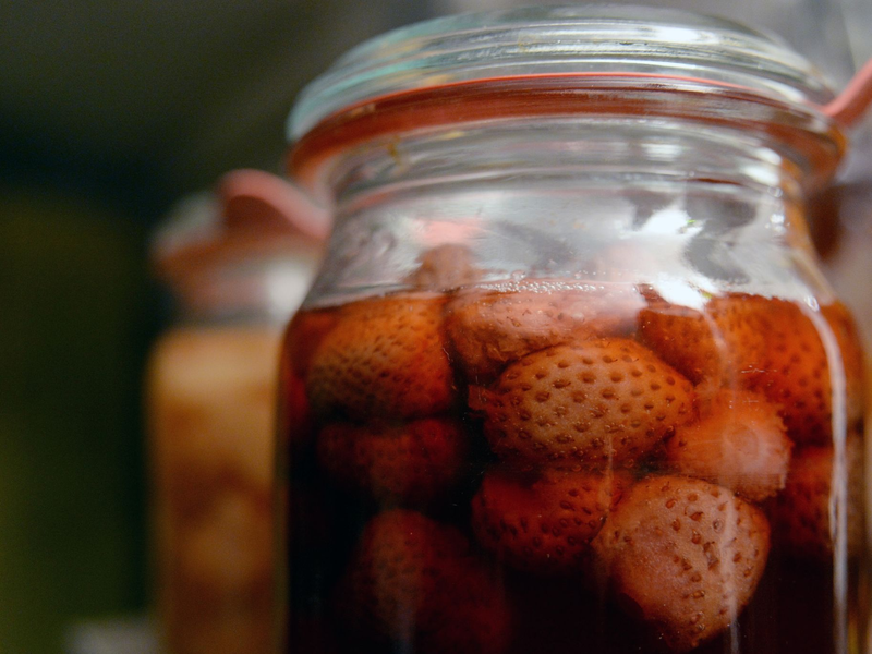 Ein Weck-Glas ist mit Obst gefüllt. - Foto: Andrea Warnecke/dpa-tmn/dpa