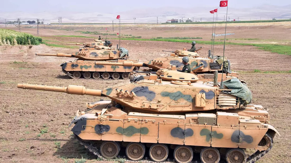 Panzer der türkischen Armee während eines Manövers: Ankara geht in der Südosttürkei und im Nordirak regelmäßig gegen die PKK vor. - Bild: Uncredited/Pool Turkish Military/AP/dpa