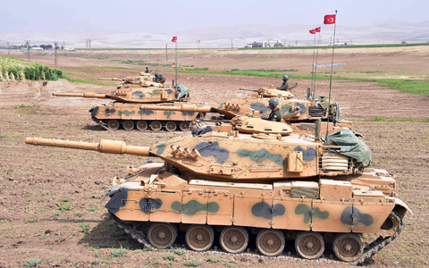 Panzer der türkischen Armee während eines Manövers: Ankara geht in der Südosttürkei und im Nordirak regelmäßig gegen die PKK vor. - Foto: Uncredited/Pool Turkish Military/AP/dpa