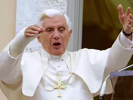 Als Ratzinger noch Erzbischof war, soll er «entsprechend Kenntnis von dem Vorleben» des umstrittenen Priesters H. gehabt haben. - Foto: Maurizio Brambatti/ANSA/epa/dpa