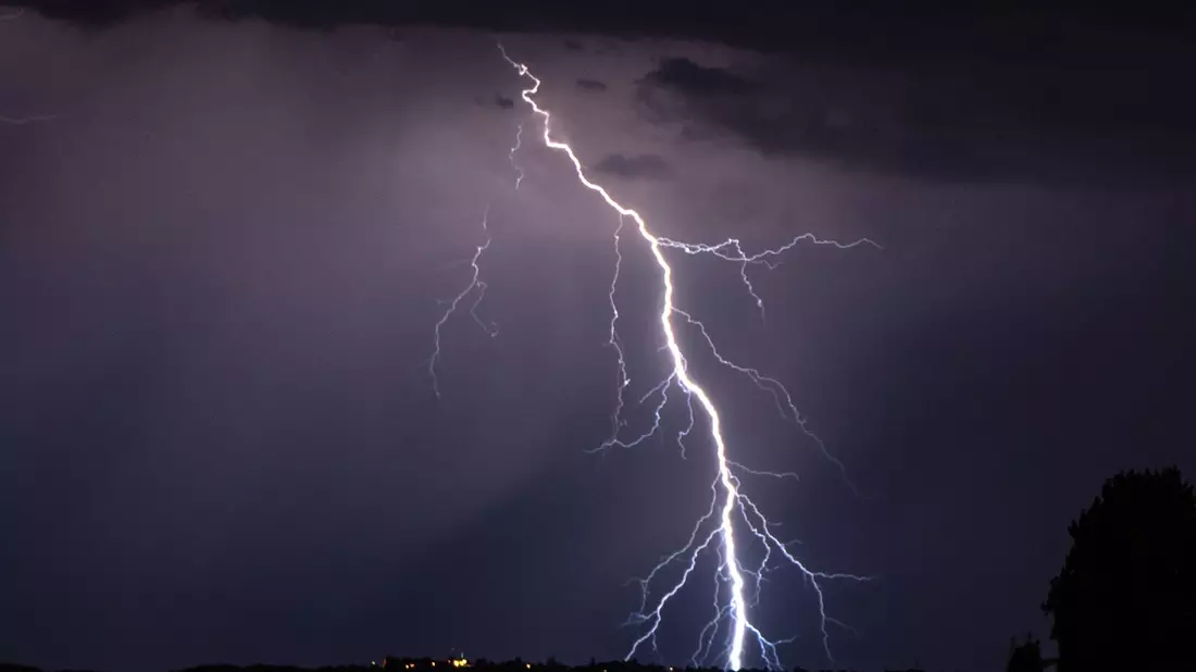 Die Temperaturen im deutschen Hochsommer sinken wieder - Gewitter kann es weiterhin geben. (Archivbild) - Bild: Robert Michael/dpa-Zentralbild/dpa