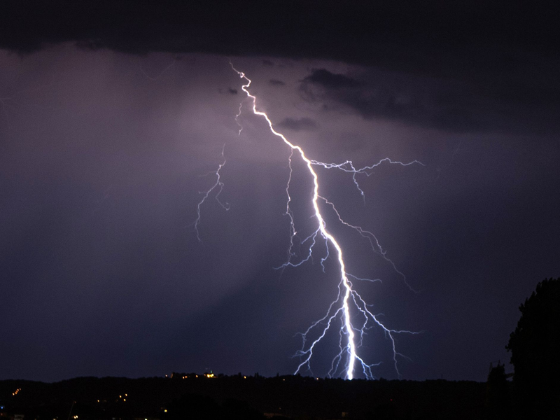 Der Klimawandel beeinflusst die Gewitter- und auch die Blitzhäufigkeit. - Foto: Robert Michael/dpa-Zentralbild/dpa