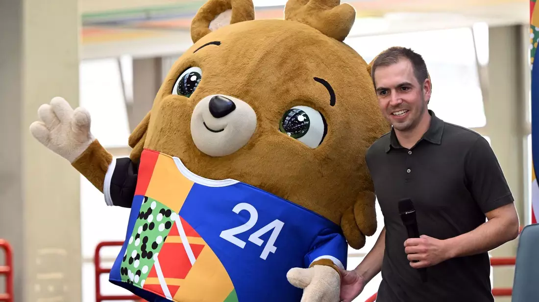 Philipp Lahm und das offizielle Maskottchen der EM 2024. - Bild: Federico Gambarini/dpa