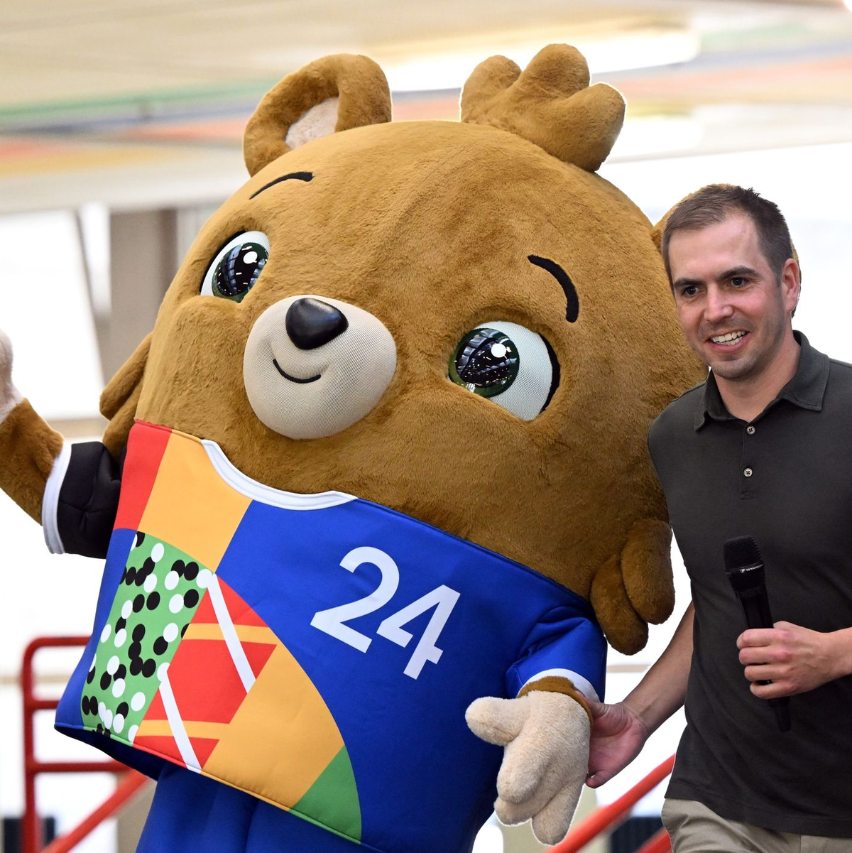 Philipp Lahm und das offizielle Maskottchen der EM 2024. - Foto: Federico Gambarini/dpa