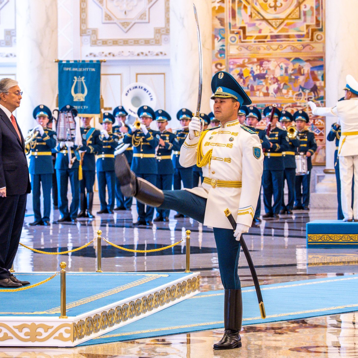 Bundespräsident Steinmeier besichtigt im Nationalmuseum die Nachbildung des bei Ausgrabungen gefunden «Goldenen Mannes». - Foto: Jens Büttner/dpa