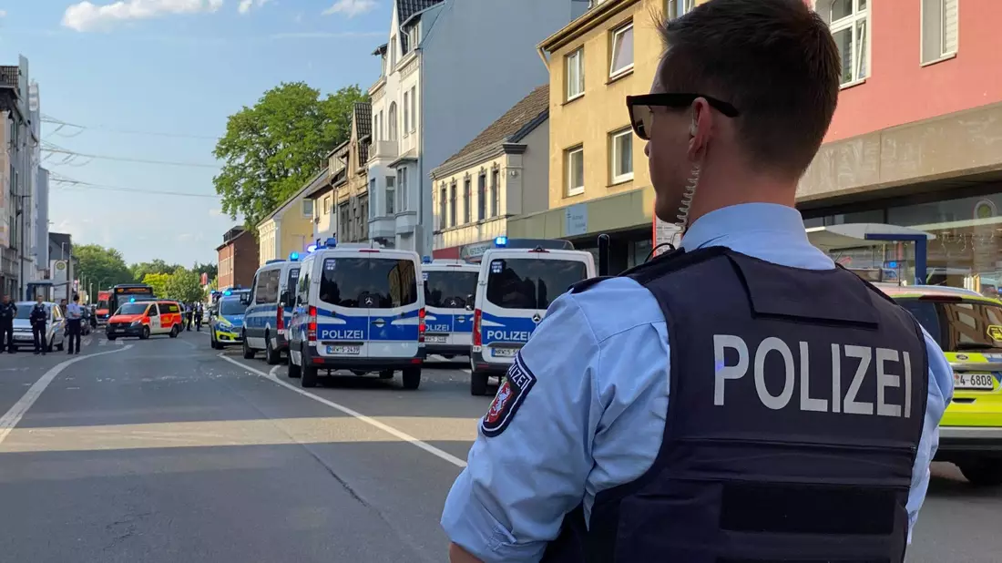 Polizeieinsatz nach einer Massenschlägerei zwischen zwei größeren Gruppen am Donnerstagabend in Castrop-Rauxel. - Bild: Marc Gruber/7aktuell/dpa