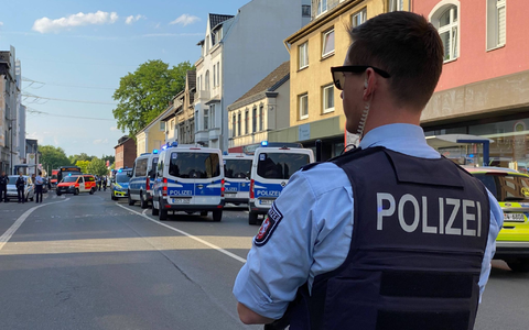 Polizeieinsatz nach einer Massenschlägerei zwischen zwei größeren Gruppen am Donnerstagabend in Castrop-Rauxel. - Foto: Marc Gruber/7aktuell/dpa