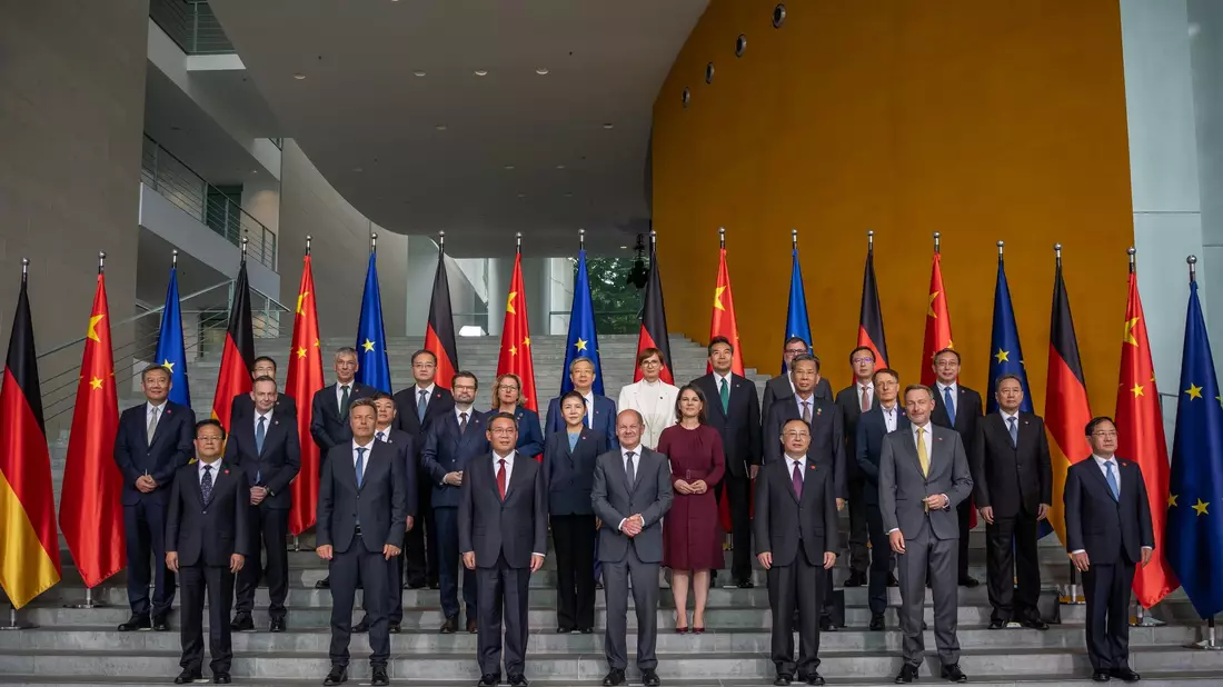 Bundeskanzler Olaf Scholz (Mitte r) und der chinesische Ministerpräsident Li Qiang (Mitte l) beim Gruppenbild mit den Kabinettsmitgliedern. - Bild: Michael Kappeler/dpa