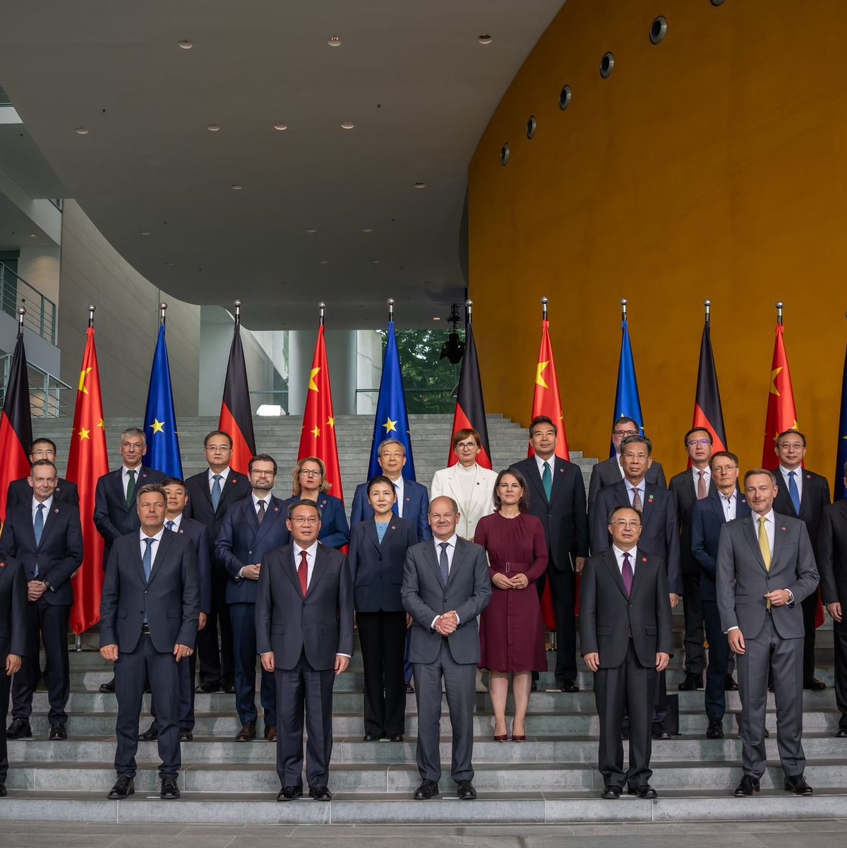 Bundeskanzler Olaf Scholz (Mitte r) und der chinesische Ministerpräsident Li Qiang (Mitte l) beim Gruppenbild mit den Kabinettsmitgliedern. - Foto: Michael Kappeler/dpa