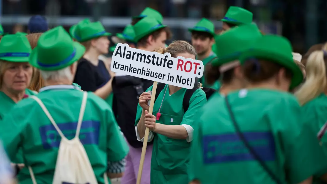 Krankenhausmitarbeiter demonstrieren auf dem Washingtonplatz in Berlin. - Bild: Joerg Carstensen/dpa
