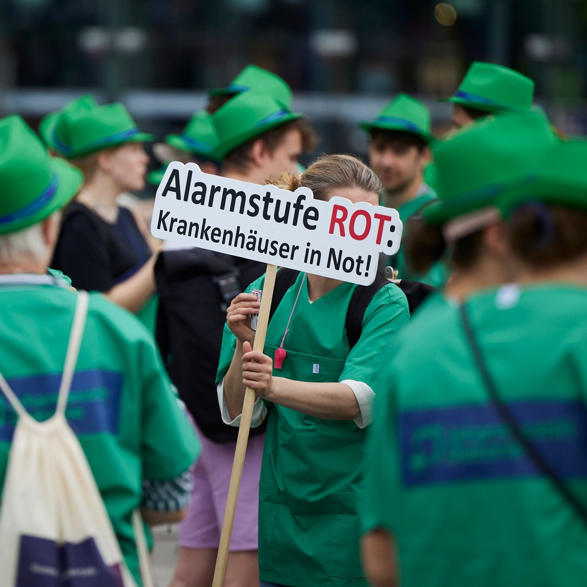 Krankenhausmitarbeiter demonstrieren auf dem Washingtonplatz in Berlin. - Foto: Joerg Carstensen/dpa